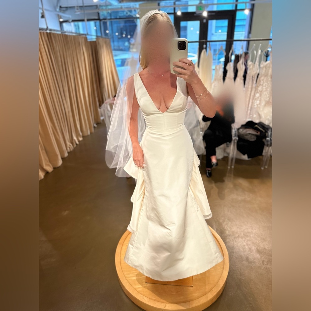Carolina Herrera Fall 2019 Idelle wedding gown and veil. Never worn or altered